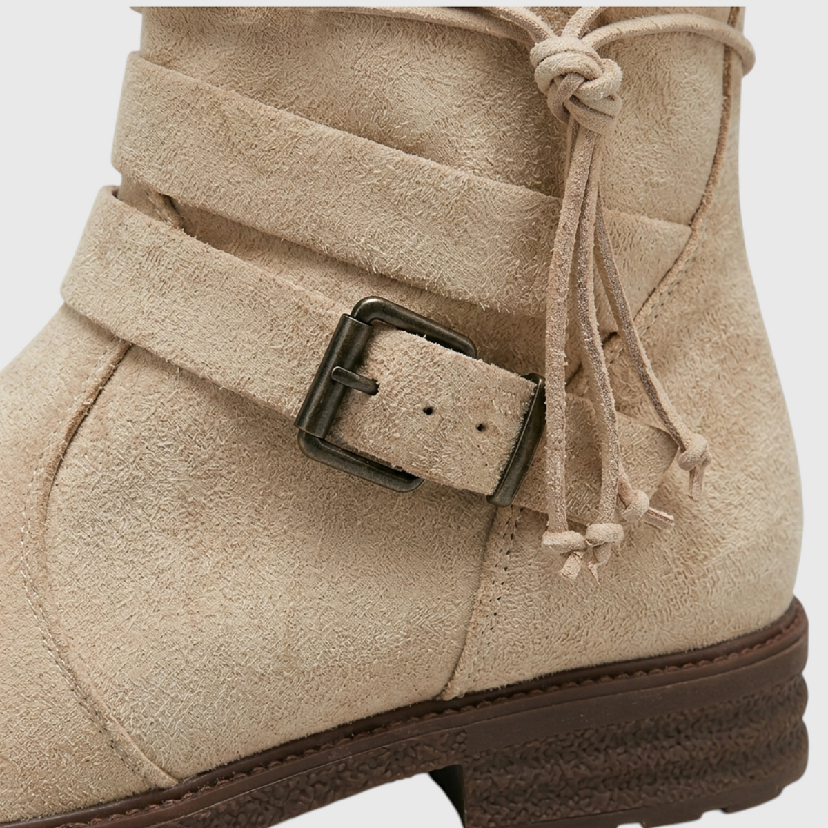 Bottines en Suédine à Boucle Ceinturon et Liens Noués pour Femme – Style Bohème Chic & Confort Quotidien