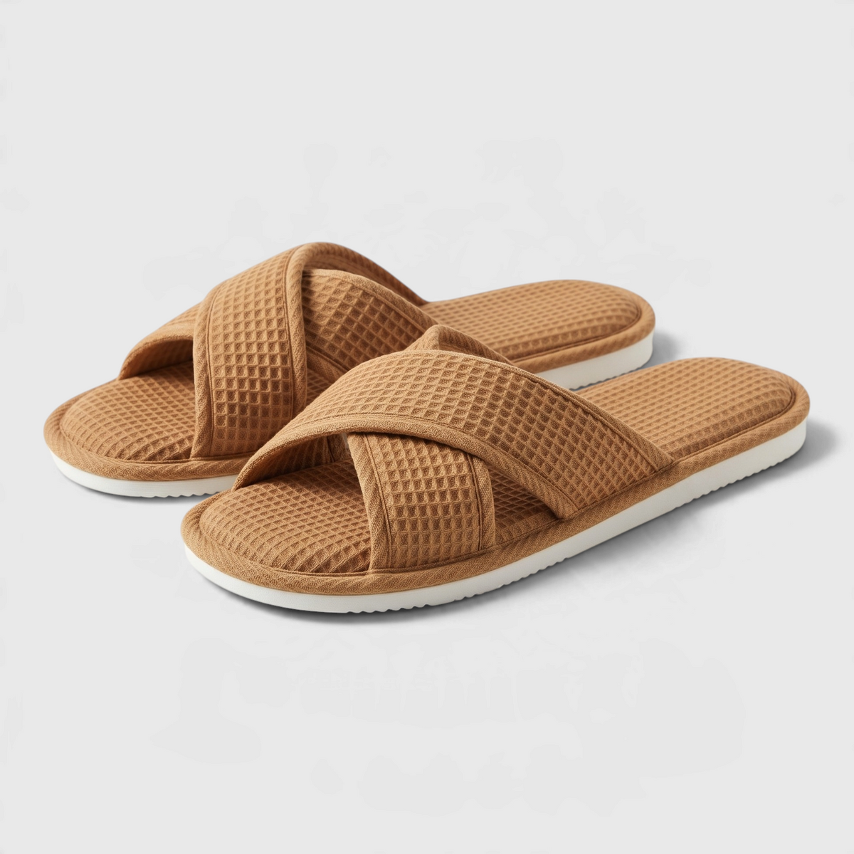 Chaussons mules d'intérieur à brides croisées en tissu gaufré pour femme – Sandales douces à bout ouvert, légères et confortables pour la maison et le spa
