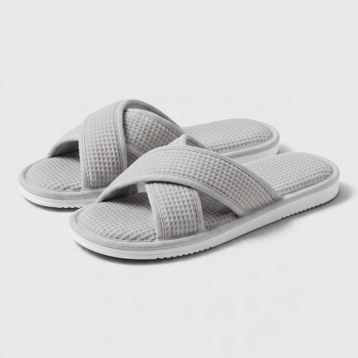 Chaussons mules d'intérieur à brides croisées en tissu gaufré pour femme – Sandales douces à bout ouvert, légères et confortables pour la maison et le spa