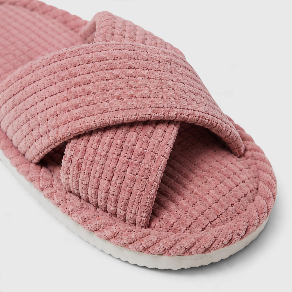 Chaussons mules d'intérieur à brides croisées en tissu gaufré pour femme – Sandales douces à bout ouvert, légères et confortables pour la maison et le spa