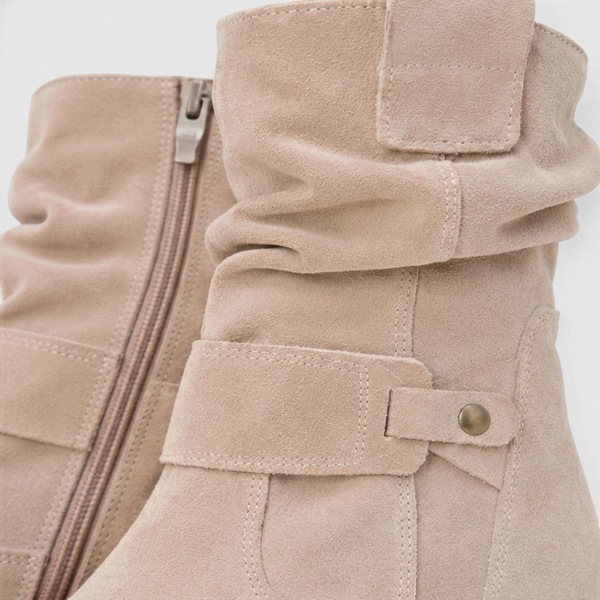 Bottines Slouchy Plissées en Suédine à Bride Rivetée & Petit Talon Bloc – Style Bohème Confort Femme